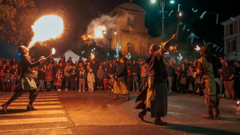 Spettacolo col fuoco nel borgo