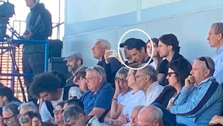 Sergio Floccari (cerchiato) in tribuna a Carrara