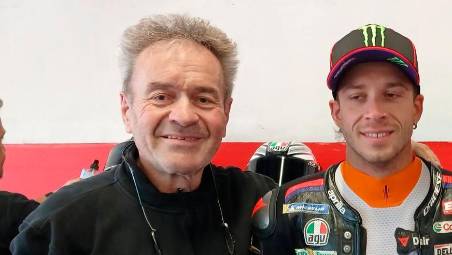 Marcello Di Paoli, qui con l’asso dell’Aprilia Marco Bezzecchi, aveva 65 anni