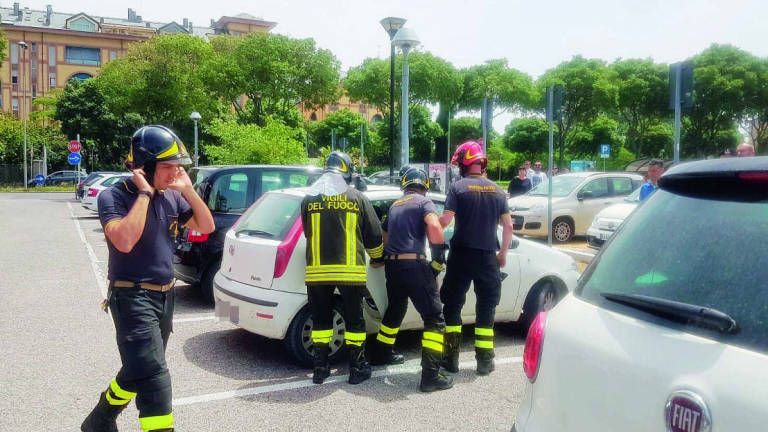 Rimini, lascia la zia 90enne in auto sotto il sole: rischia la denuncia