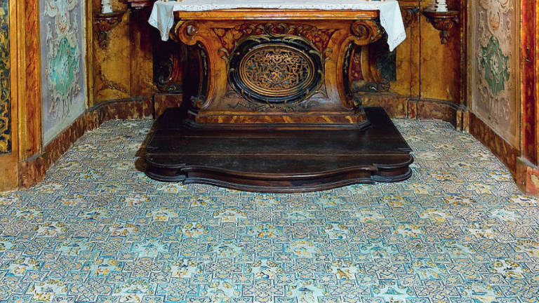 Faenza, riscoperta di un capolavoro: il pavimento in maiolica della Cappella di Palazzo Ferniani