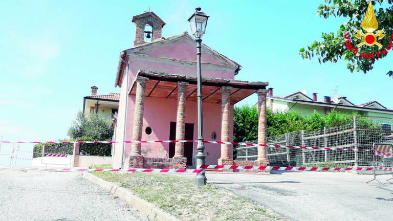 Montescudo - Montecolombo, crolla un pezzo di tetto della chiesa