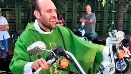 Don Filippo Cappelli in moto