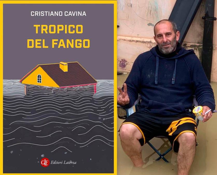 Cristiano Cavina durante i giorni dell’alluvione del maggio 2023 sdrammatizza il momento con una posa scherzosa: il suo ultimo libro esce venerdì 18 aprile