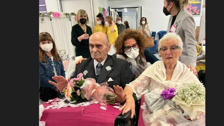 Cesena, Vuoi sposarmi? Cesare e Pierina rinnovano la promessa dopo 63 anni alla casa di riposo