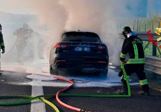 Rimini, auto in fiamme in A14 e traffico rallentato