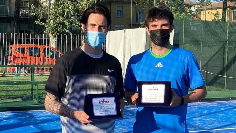 Tennis, dal calcio alla racchetta: Ceccarelli vince il doppio di padel a Faenza