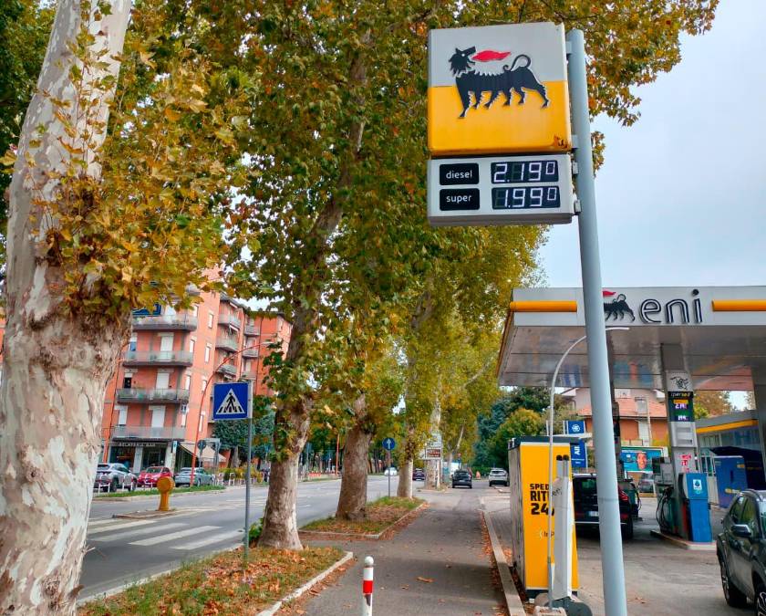 Il distributore di Eni in viale Marconi
