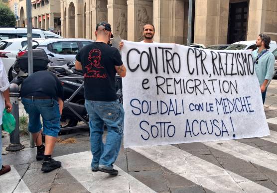 Inchiesta Cpr e medici perquisiti: presidio di protesta in Questura a Bologna