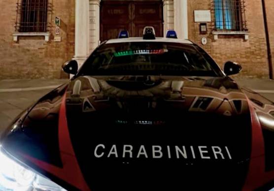 Ravenna, doveva essere ai domiciliari, invece anima gli schiamazzi in piazza del Popolo: 33enne arrestato