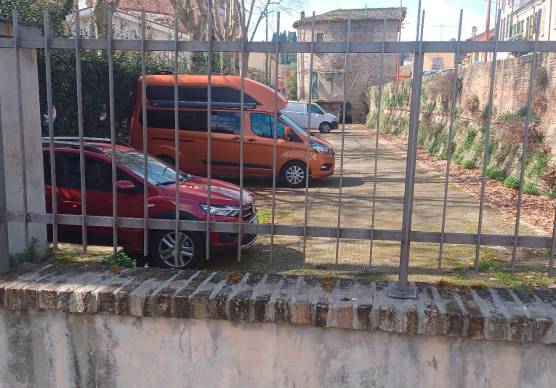 Il parcheggio giudicato abusivo lungo le mura storiche