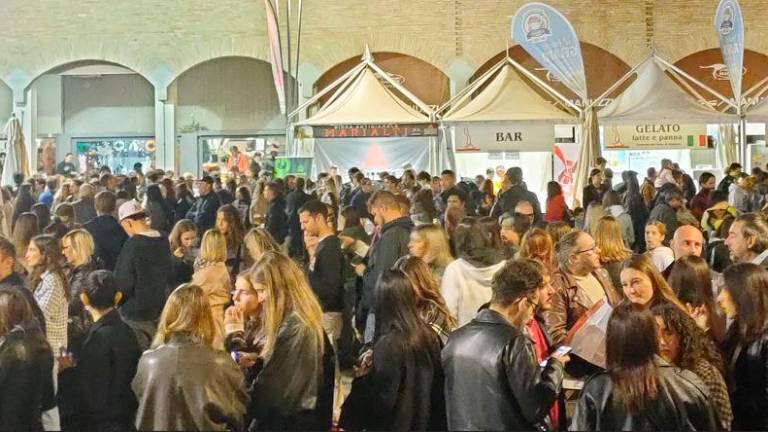 Buongustai agli stand in piazza Almerici