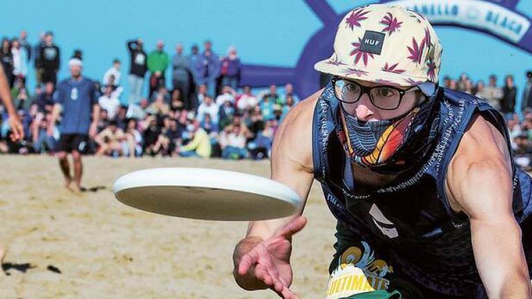 A Rimini in 1.500 si sfidano col frisbee in spiaggia per il Paganello