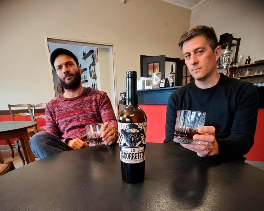 Enrico Mondardini e Marco Palmizio col liquore “Lo Scorretto”