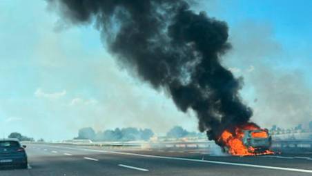 Auto in fiamme in A14, tra Forlì e Faenza: file e traffico a singhiozzo in corsia nord