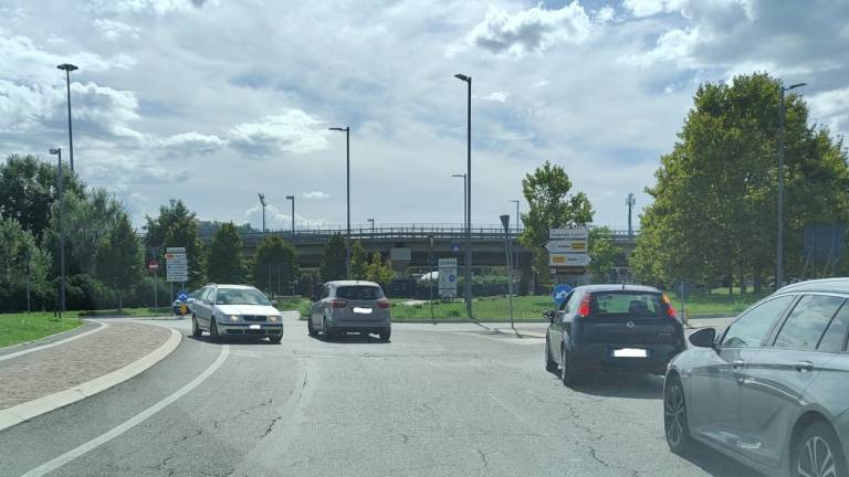 Cesena, auto contromano sulla rotonda Montefiore e clacson a raffica