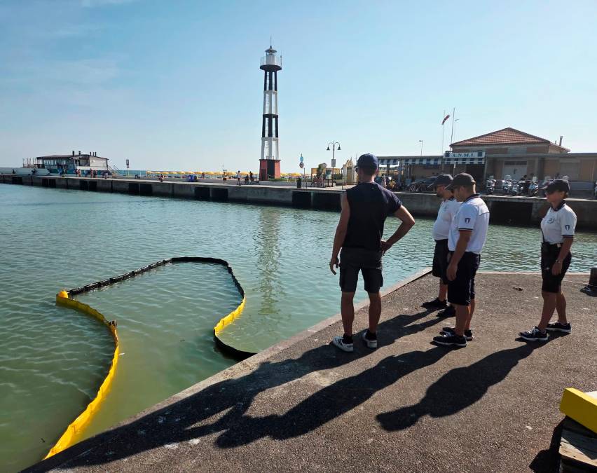 Cattolica, si butta con l’auto nel canale insieme alla moglie: nel primo pomeriggio le operazioni di recupero del mezzo