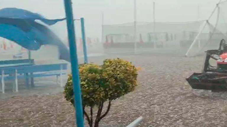 Rimini, forte vento e grandine anche in spiaggia VIDEOGALLERY