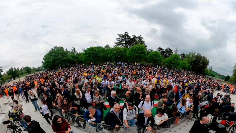 Imola, alle 14.17 commozione e silenzio al Tamburello come 30 anni fa quando morì Senna. Domenicali: «Ricordo vivo»