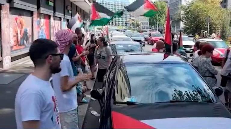 Auto con bandiere palestinesi