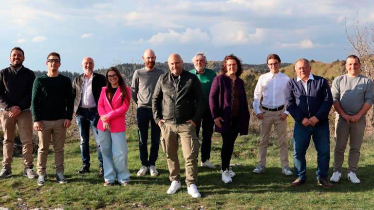 Simone Mercatelli con i candidati della lista “Verghereto tradizioni e futuro” che lo sostengono