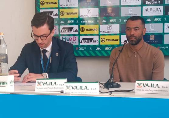 Ashley Cole in sala stampa a Carrara