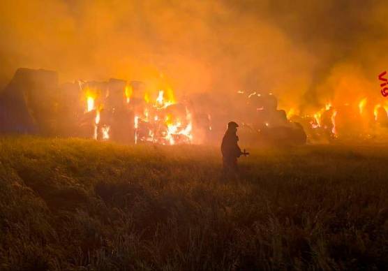 Sogliano, gigantesco incendio: a fuoco 800 rotoballe nel deposito