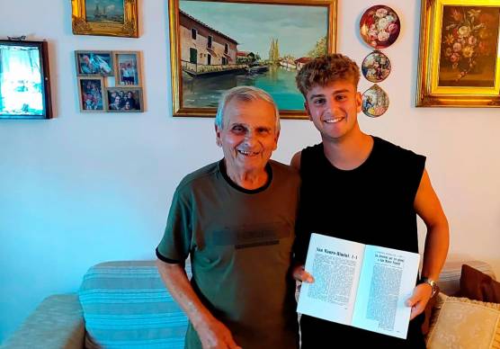 Ettore Paglierani ed Alessandro Carlini con gli articoli del 1956