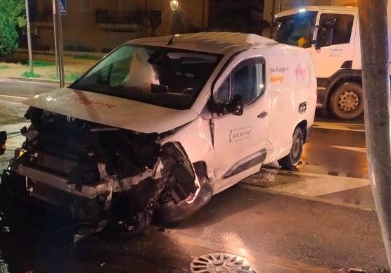 Il furgone contro la cancellata