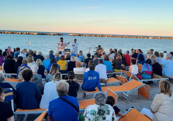 A Rimini l’evangelizzazione in infradito. Don Marco e le messe all’alba e al tramonto in spiaggia a Bellaria: «Così assisto i fedeli in vacanza»