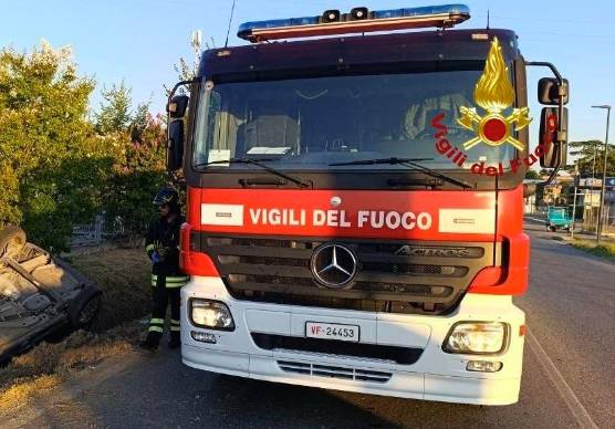 Forlimpopoli, sbanda e si ribalta nel fosso sulla via Emilia: un ferito all’alba