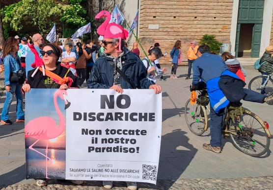 Cervia, manifestanti in corteo contro le discariche e in difesa delle saline VIDEO