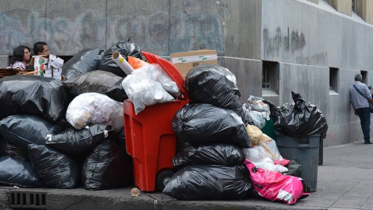 Cesena, butta sacchi neri dei rifiuti in E45: multa di 600 euro