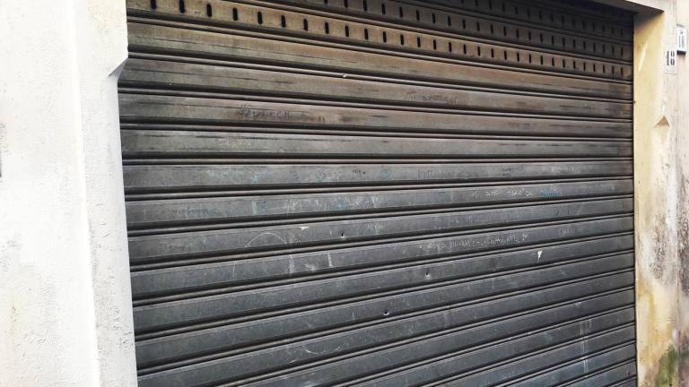 Rimini, tenta di forzare la saracinesca di un negozio: 21enne arrestato
