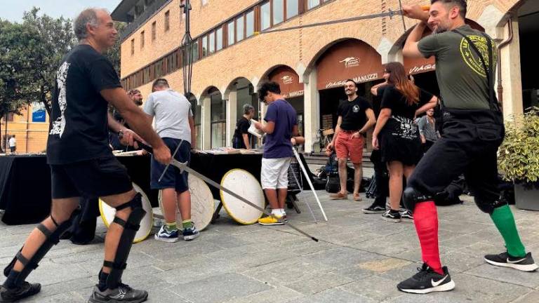 Allenamenti di spadaccini in piazza Almerici