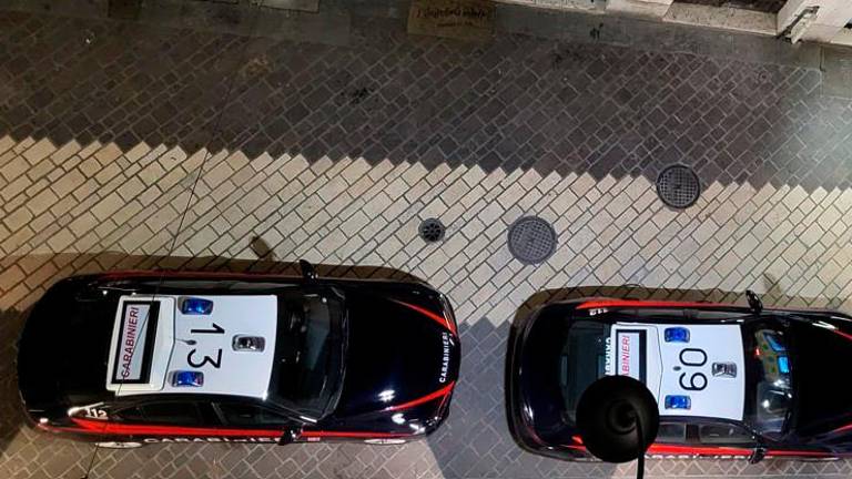 Botte e lite a bottigliate in pieno centro nella notte a Ravenna