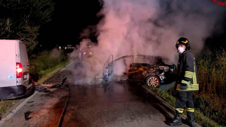 Cesena, auto prende fuoco dopo lo scontro con un furgone