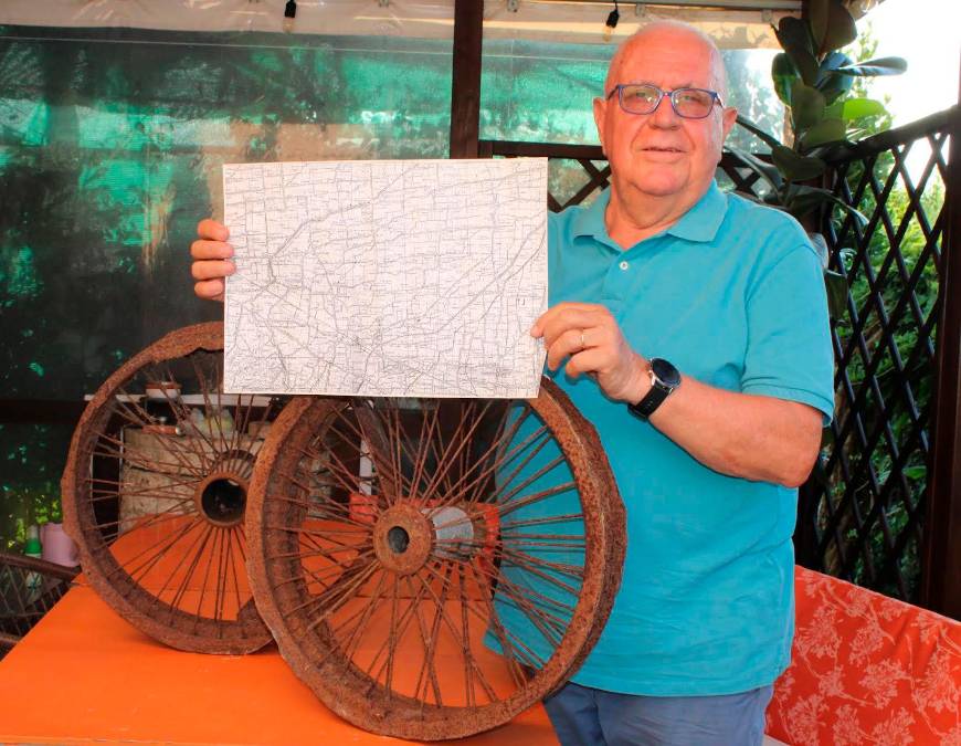 Antonio Baldini con le ruote dell’aereo e una mappa della zona dove si trovava la pista di decollo e atterraggio