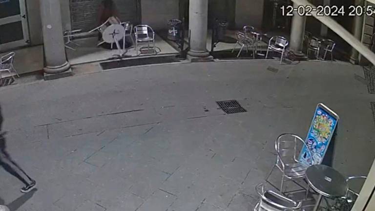 Passeggiano per Forlì e spaccano tavolini e sedie di un bar VIDEO