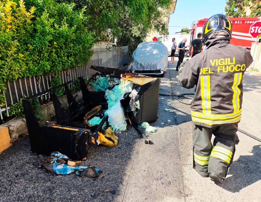 Rimini, incendio in un appartamento: in due si ustionano portando all’esterno un divano in fiamme - Gallery