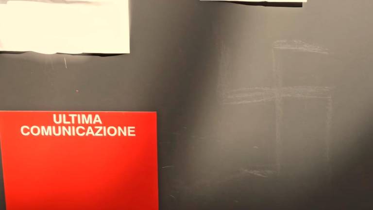 Imola, svastica sulla bacheca sindacale in fabbrica