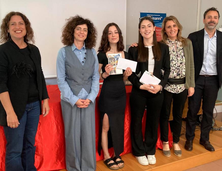 Sara Montanari, figlia di Franco; la dirigente scolastica Fausta Labidonisia; le due studentesse premiate, Glenda Betti e Beatrice Manetti; la professoressa Daniela Martino; e l’assessore al Turismo del Comune di Ravenna Giacomo Costantini