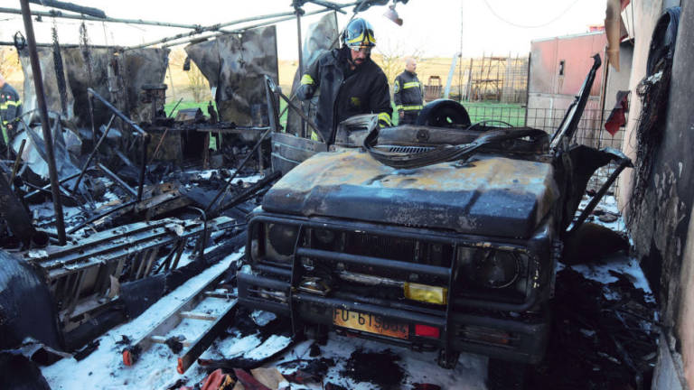 Forlì, incendio ed esplosione: capannone distrutto