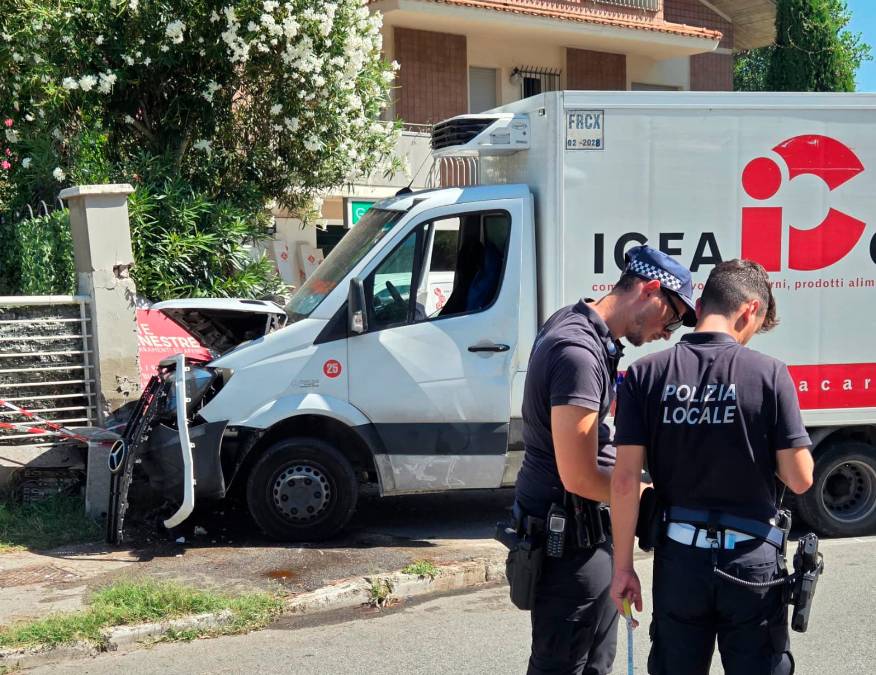 Cattolica, incidente: investita da un autocarro in sella alla bici elettrica, una donna in ospedale