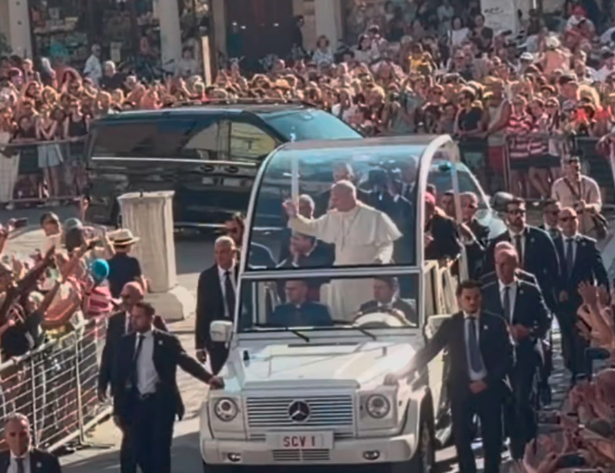 Papa Leone XIV nel cuore di Rimini: bagno di folla dall’Arco d’Augusto al Duomo VIDEO
