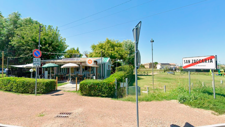 Il chiosco La Sosta, a San Zaccaria. Alle sue spalle il terreno della nuova piadineria