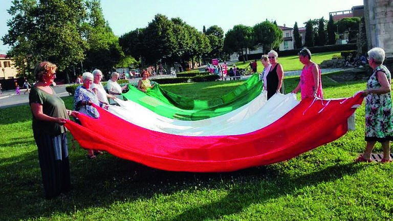 Rimini, un tricolore fatto a mano per Mattarella