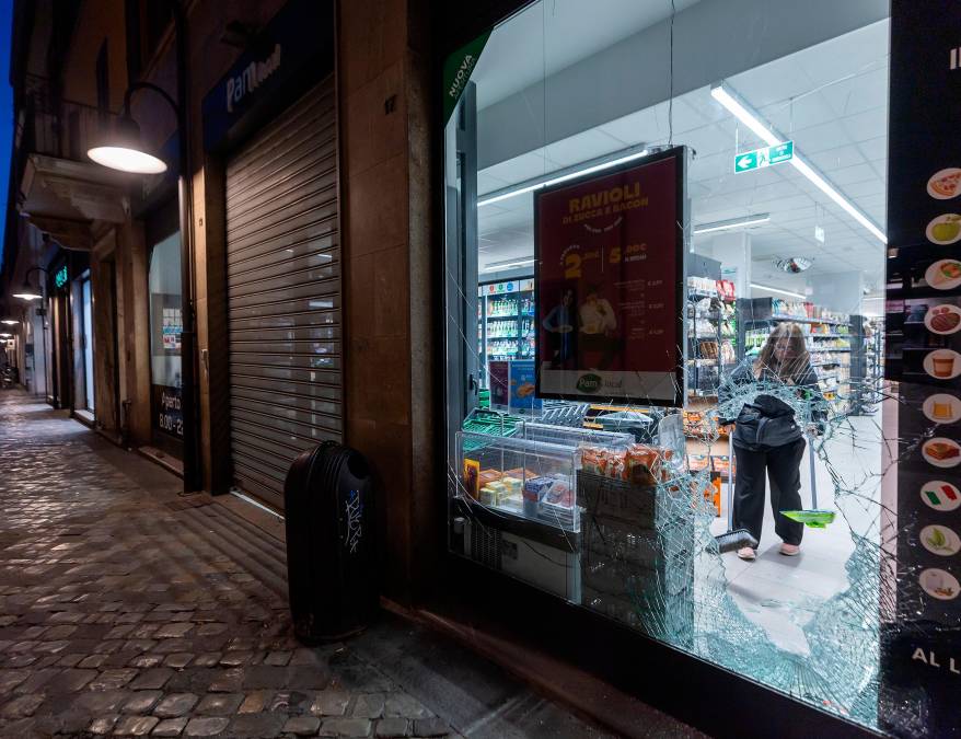 Ravenna, per rubare 20 euro di alcolici spacca la vetrina con 3mila euro di danni: fermato nella notte
