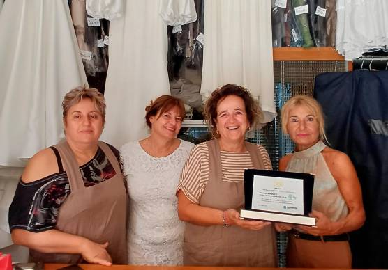 La consegna della targa da parte di Simona Morghenti di Confartigianato a Emanuela Roboiti