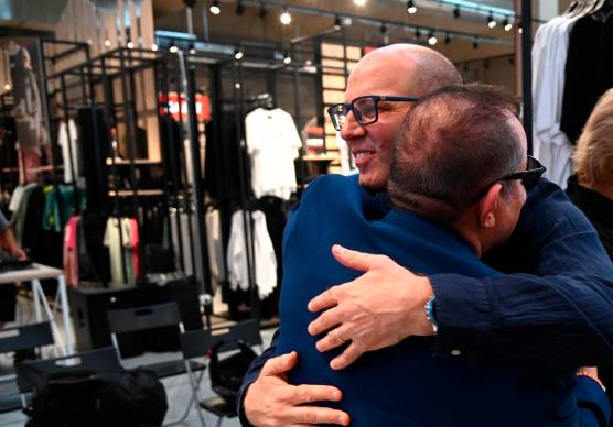 Il presidente Gianfranco Cappelli abbraccia il tecnico Nicola Campedelli nel giorno della presentazione alla stampa (Blaco)